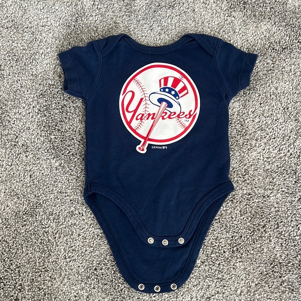 Yankees onesie (3-6 month)